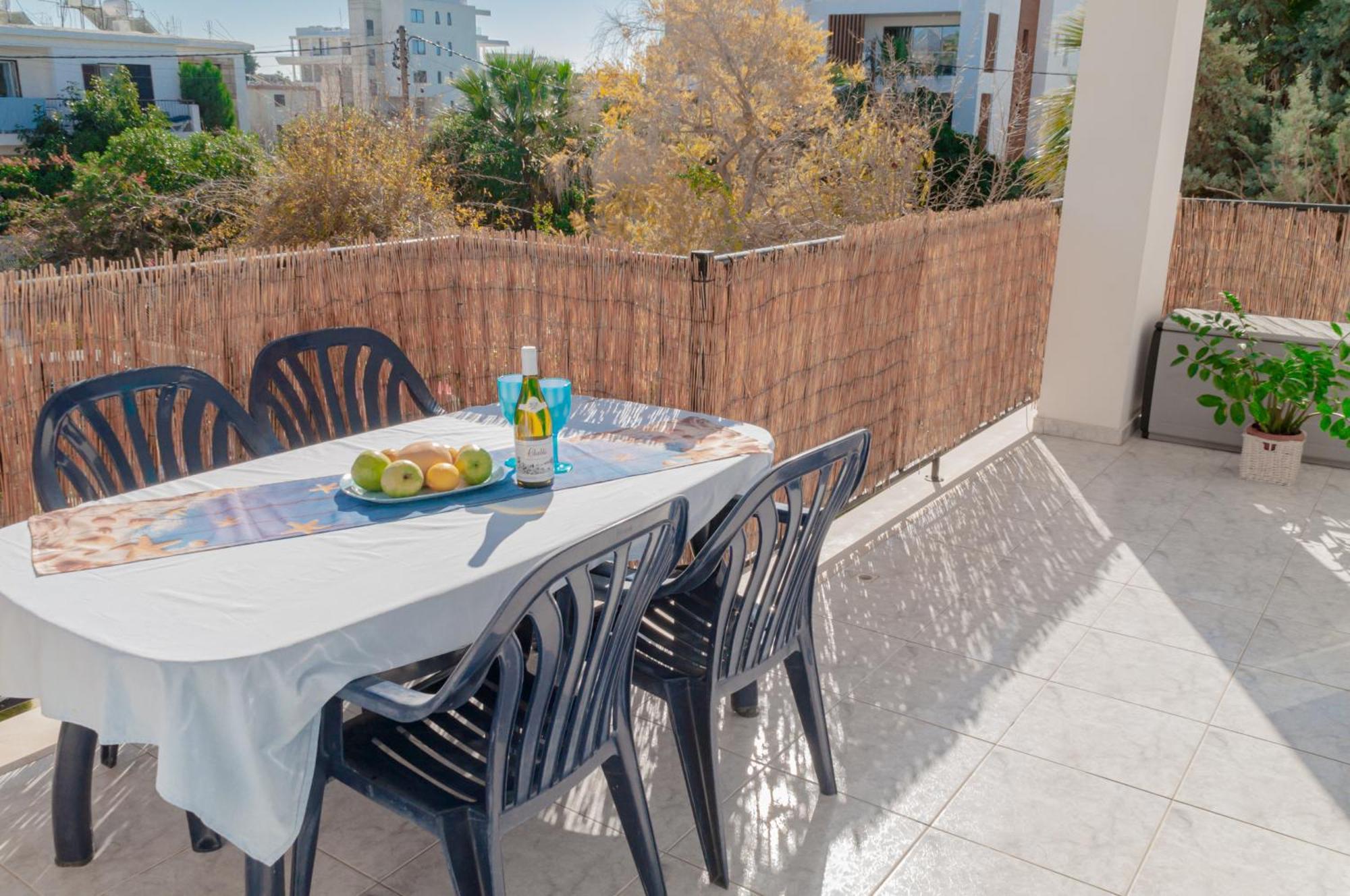 Cozy 1 Bedroom Apartment In Walking Distance To The Municipal Beach Paphos Exterior foto