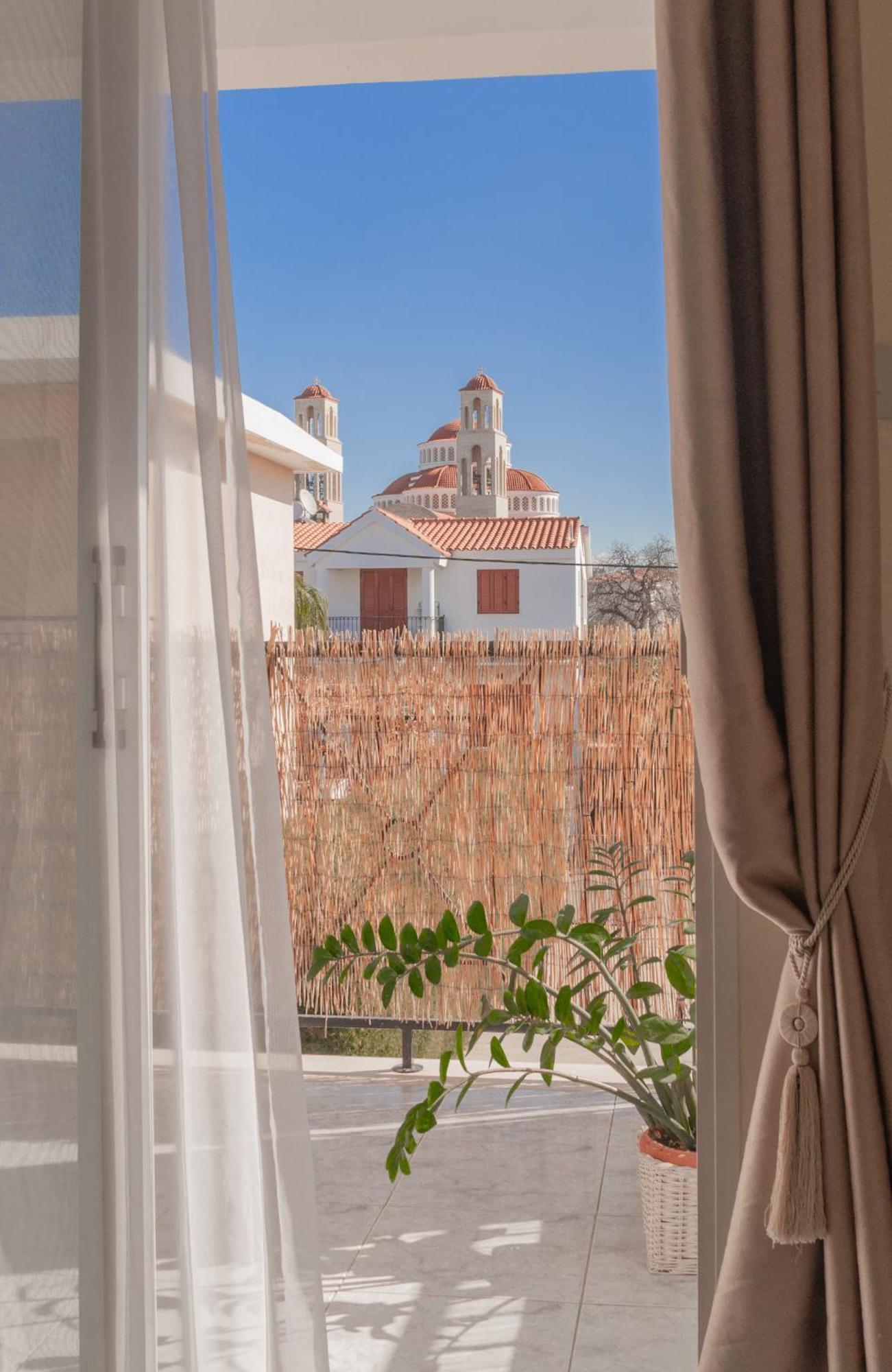 Cozy 1 Bedroom Apartment In Walking Distance To The Municipal Beach Paphos Exterior foto